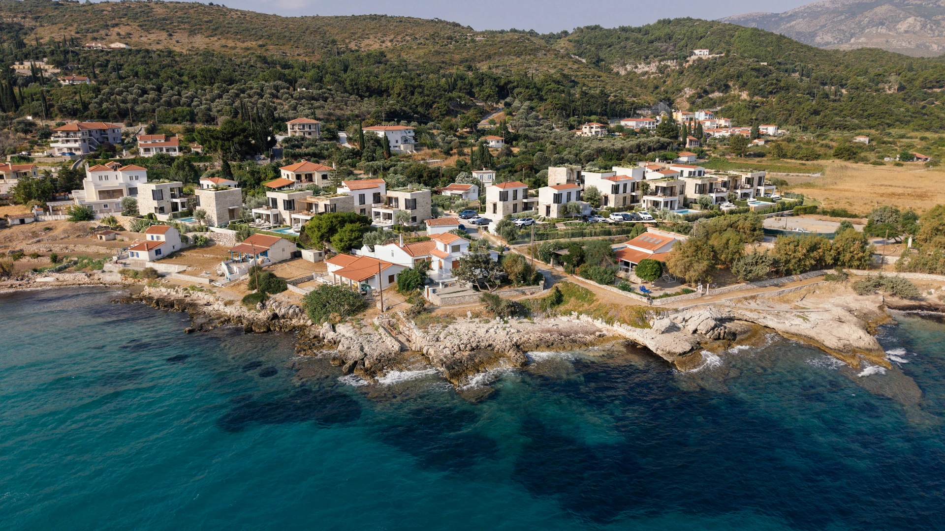 3D visualisation of the two Sun & Sea villa collections beside the Kedros coastline